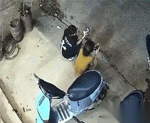 刷到一个视频，看得我后背发凉。旁白就四个字：这就是命。两个小女孩，蹲在马路牙