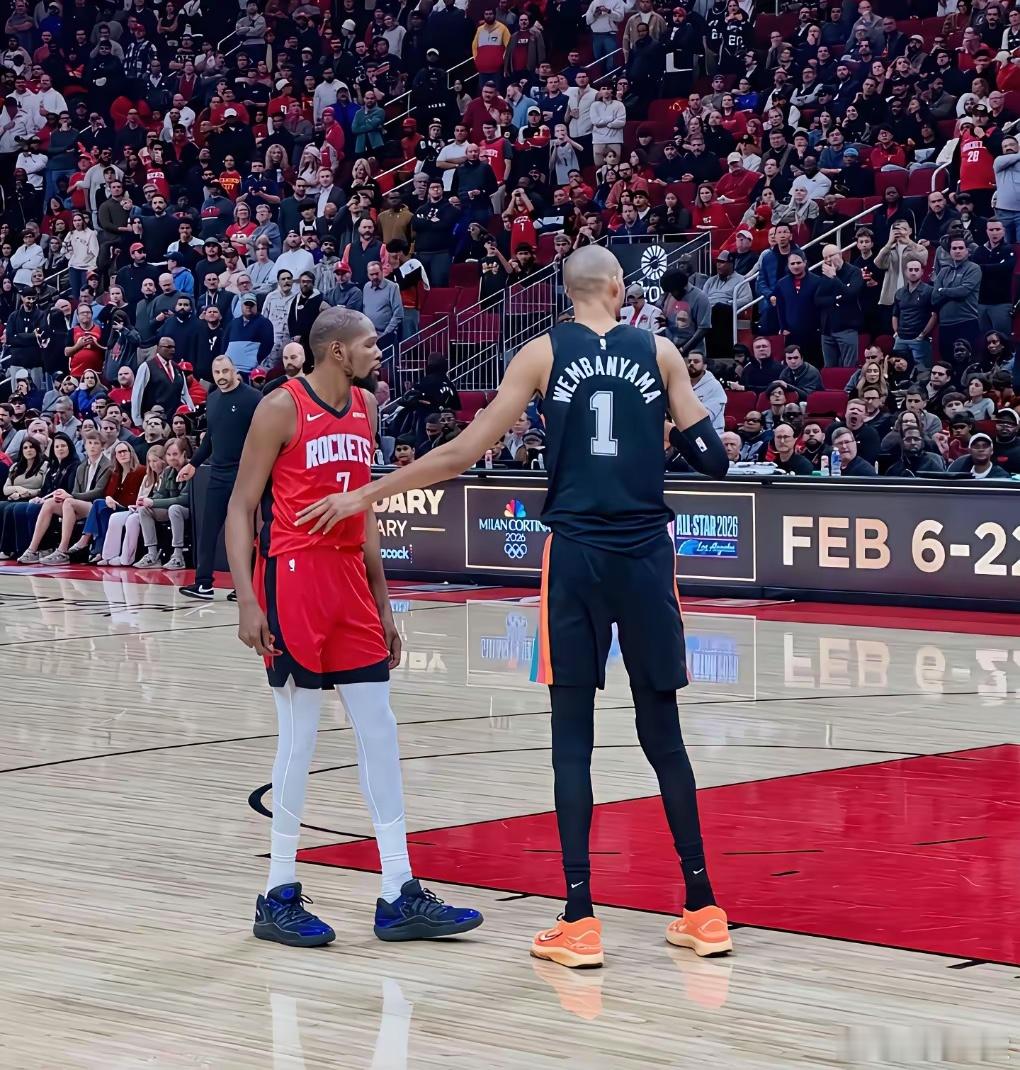 这么看杜兰特的小腿好像跟文班亚马的小腿差不多长啊，文班亚马比阿杜高那么多！