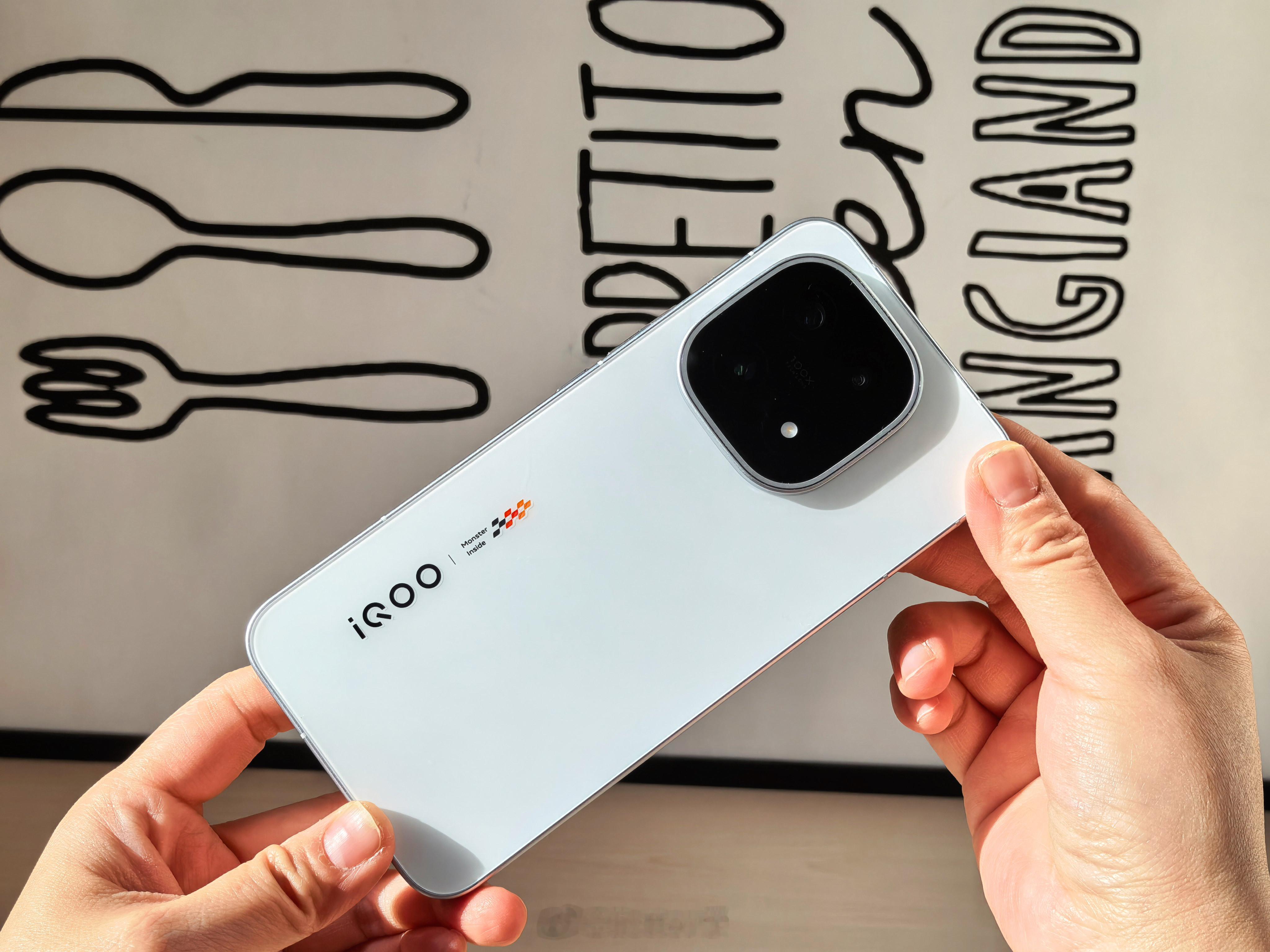 iQOO15：在你的每一个触碰中，发现科技的温柔。📱✨新机来了