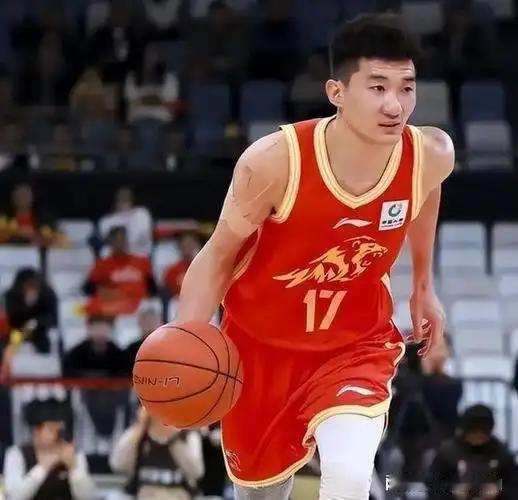 孙铭徽的身价彻底跌到底了！广厦在这波转会里设了条死规矩：要胡金秋可以，但必须连孙