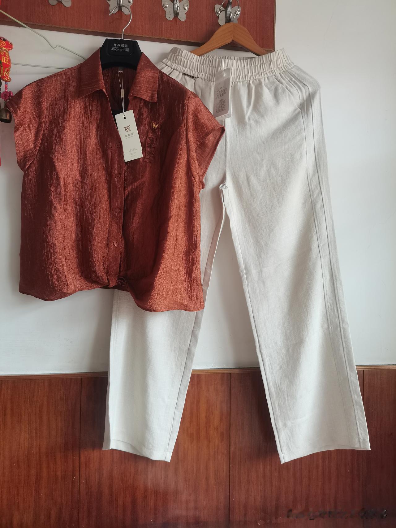 明知道现在已经不能穿了，但还是买了。昨天去商场，发现夏季衣服大促销。于是就买