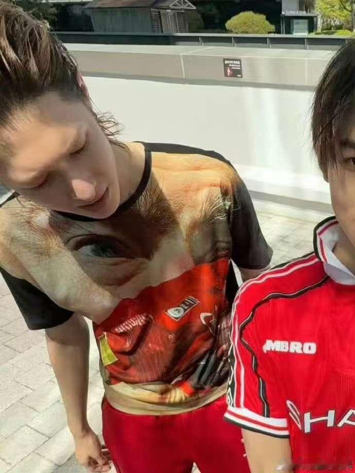 疑似维嘉卖掉的衣服被马丁淘回来了疑似李维嘉穿过的T流落到韩国疑似维嘉卖掉的衣服