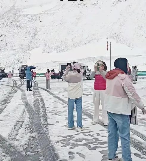 七月第一天在哈希勒根隧道穿短袖玩雪，这种感觉与众不同！独库公路北段起初还是夏日