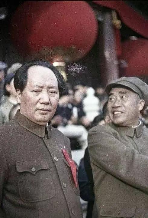 1949年，开国大典林伯渠宣布：“请毛主席升旗！”林伯渠并未意识到这句话犯了个错