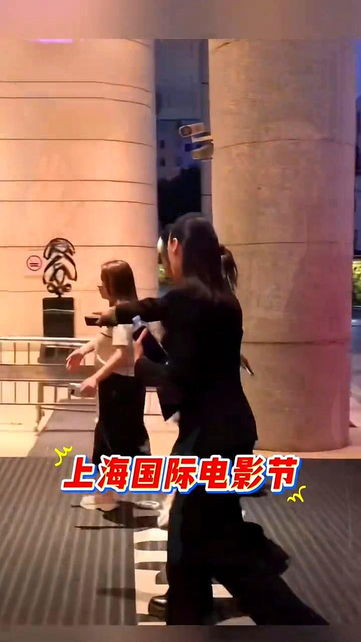 当他从车里迈出那一步时，鞋跟厚得像垫了块砖，步子一晃一晃，差点让围观的人以为脚受