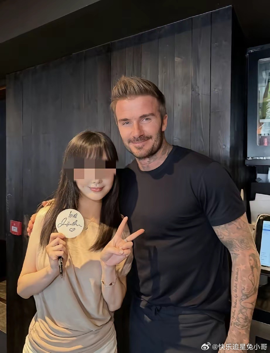 贝克汉姆现身香港被偶遇，他与女粉丝合影依然那么帅气，还和朋友坐在一起吃饭，悠闲地
