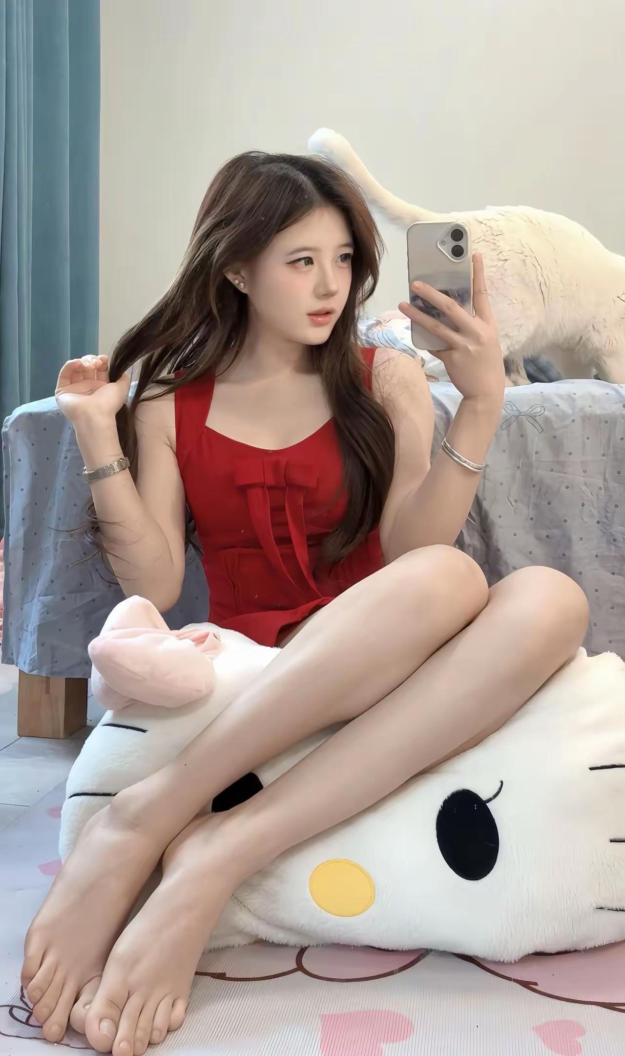 元气少女自拍，HelloKitty靠垫，元气满满的一天！📸💖🌟分享一张随