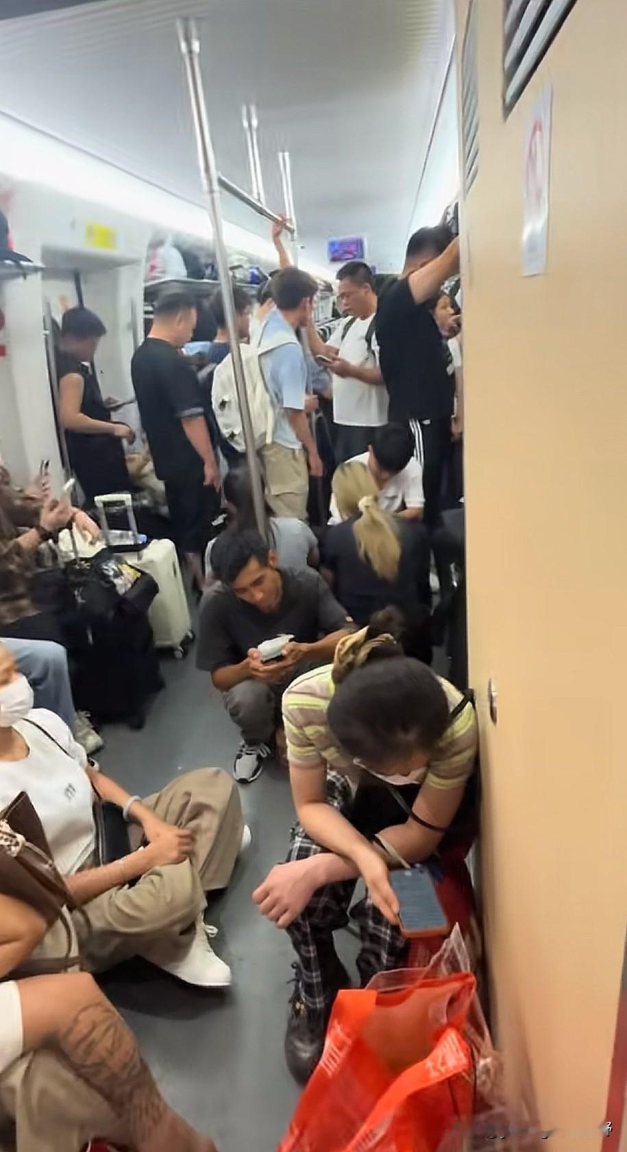 国庆节假期的最后几日，江湛铁路上的城际列车，也就是网友经常调侃的水鱼号列车，乘客
