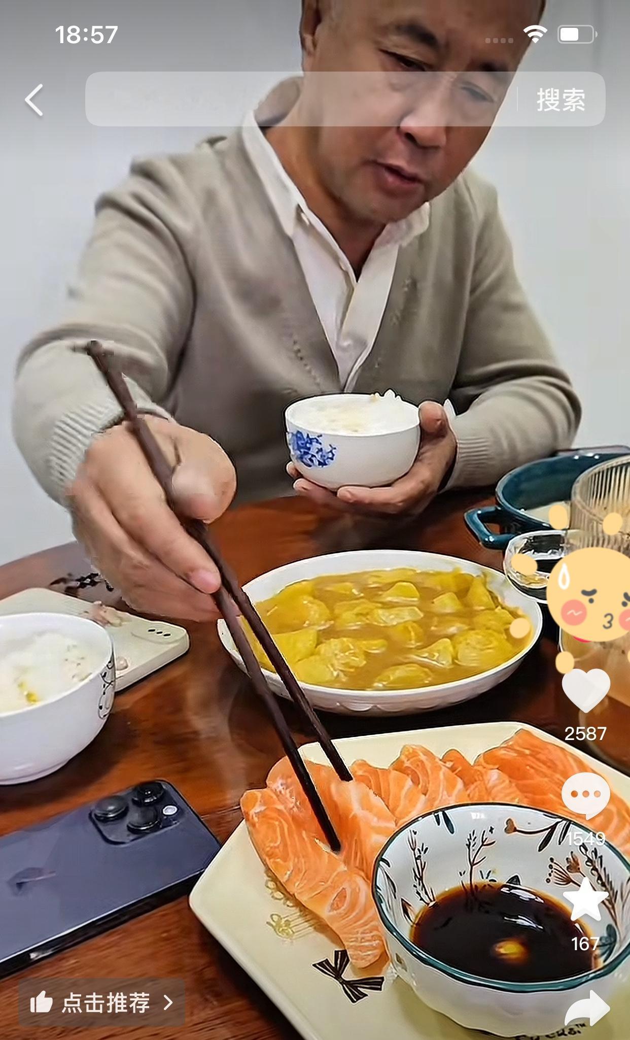 沈巍自从二次火了之后，生活水平不断提高了，这段时间不是吃螃蟹和虾，就是吃三文鱼和