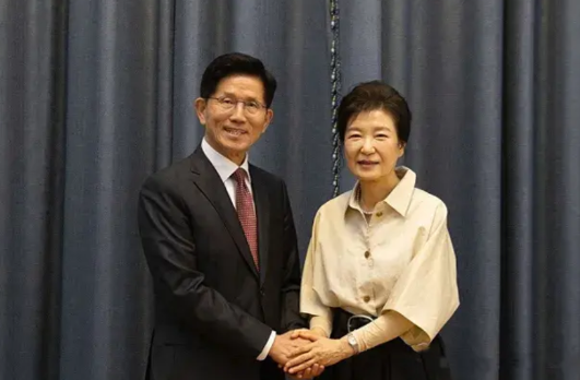 朴瑾惠这个时候根本就不应该出来趟选战的混水，去公开为金文洙站台，自己当年被闺蜜坑