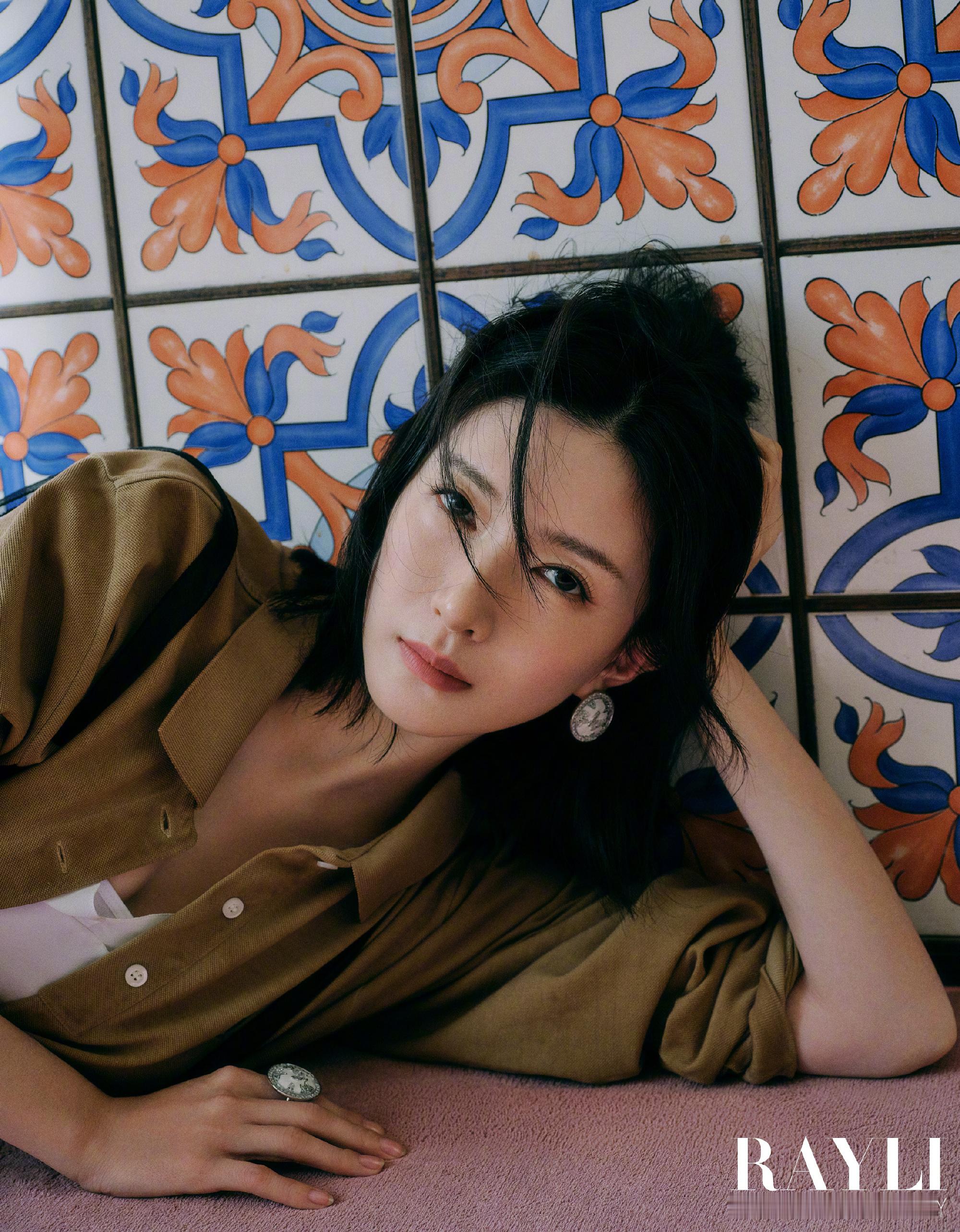 江疏影江疏影给自己剪短发江疏影对自己的头发下手了江疏影真的太有个性了，居然亲自给