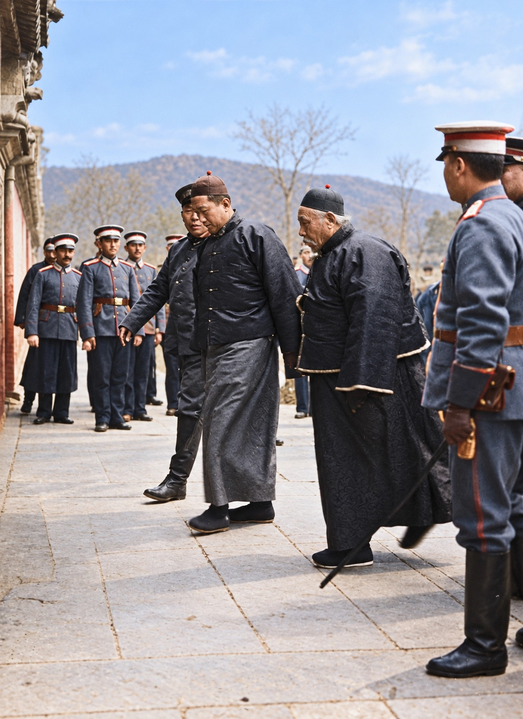 袁世凯与溥仪生父（前清摄政王）步入德国大使馆1912年初清帝退位，袁世凯成为临时大总统。列强的外交承