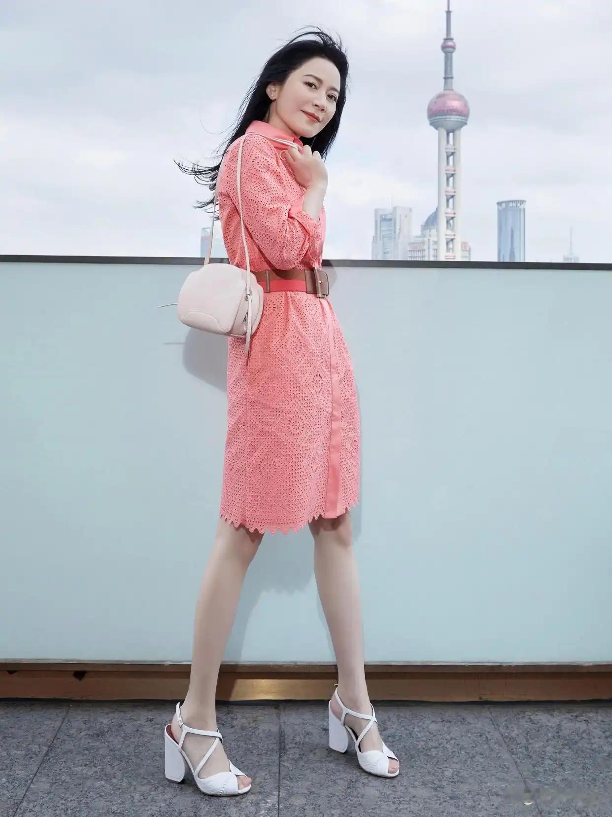 俞飞鸿大长腿凉高跟美脚，成熟魅力十足