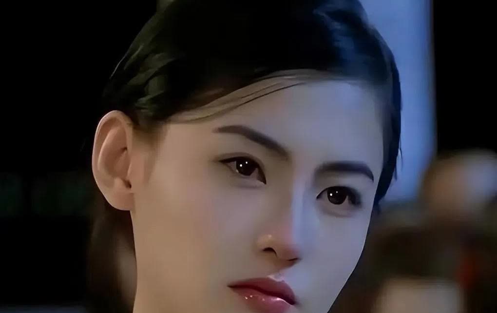 近日，娱乐圈传出重磅消息，谢霆锋与张柏芝这对曾经的金童玉女似乎迎来了感情转机。据