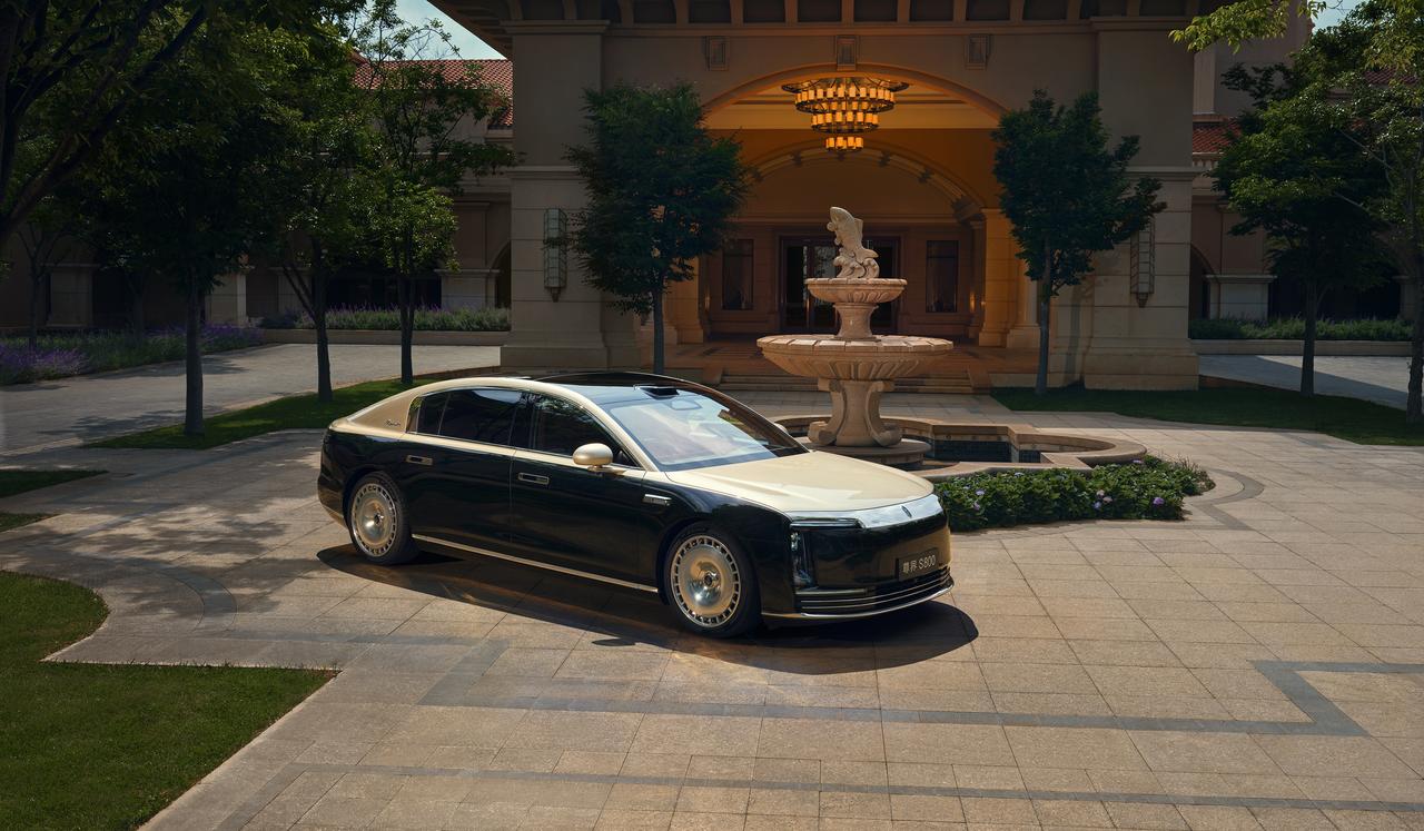 从商学院到明星圈,尊界S800正被不同领域的顶尖人群同频选择不同领域的顶尖人群