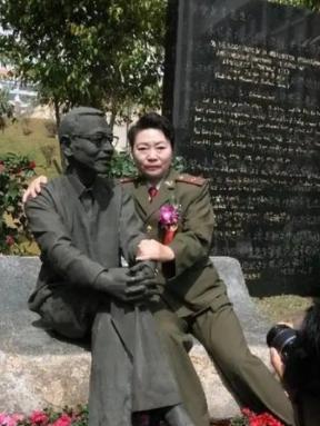 1997年，陈景润的妻子坐在丈夫的雕塑旁，紧紧搂住“丈夫”的肩膀，留下了这张感人