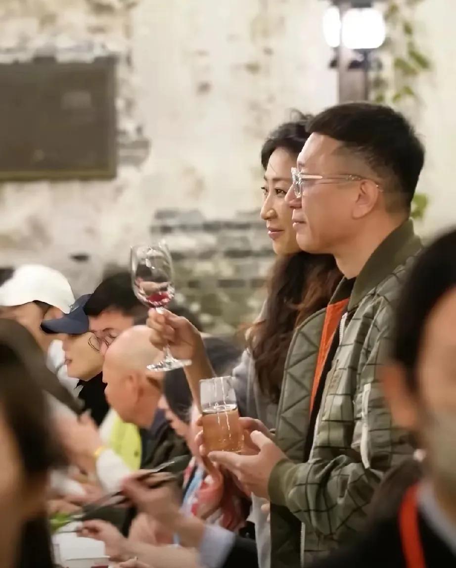 孙红雷携娇妻王骏迪惊艳亮相乌镇戏剧节长桌宴！55岁的他帅气依旧，时尚感满分，与4