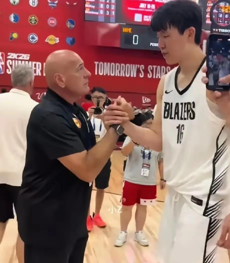 火箭队教练赛后专门找到杨瀚森！火箭队：杨，开拓者不适合你，你还年轻。杨：我没
