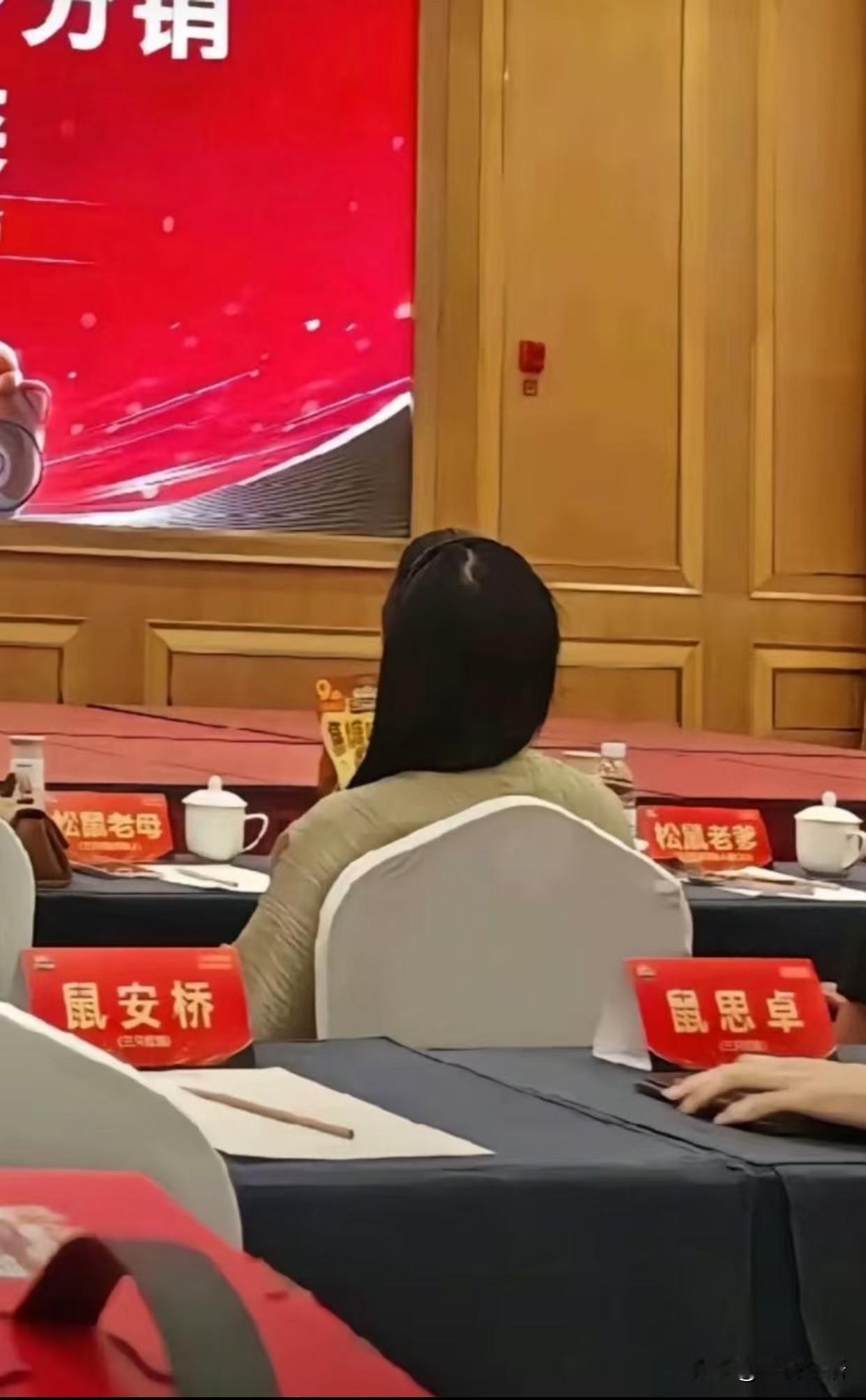 三只松鼠员工必须改"鼠"姓？回应来了！咱就是说，最近三只松鼠这波操作有点火啊