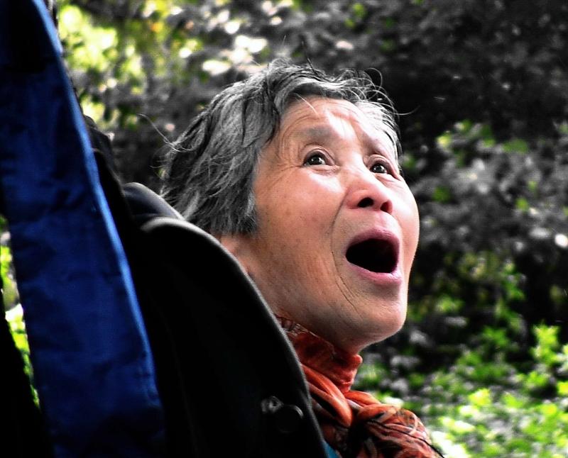 什么样的人活得潇洒呢？我觉得有这几类。懂得“不强求”的人活得潇洒。生活并非事事