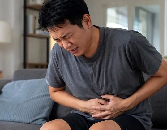 肠癌有两个特点医生科普，肠癌最典型的两个特点，早期无症状，后期发现大多已是晚期。