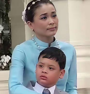 苏堤达王后的路，也不好走呀！为何？其实她王后的头衔，也是折腾了许久，才转了正。