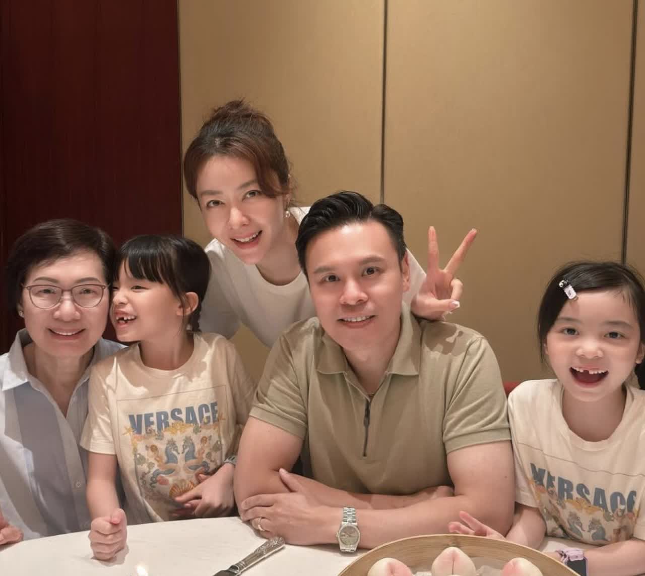 郭可盈弟弟生日三代同堂，大姐罕露脸长得很美，小妹也在打扮中性