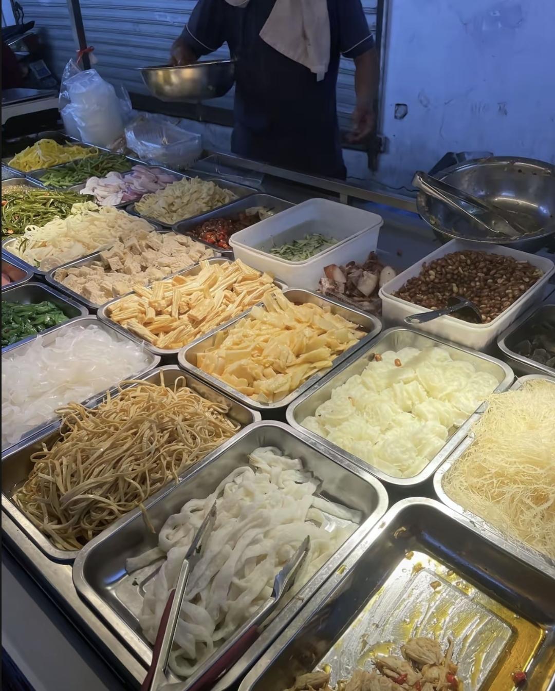 凉拌腐竹卖15块一小把，老板让我去超市买干的自己拌，我真愣住了。这话说得挺直，