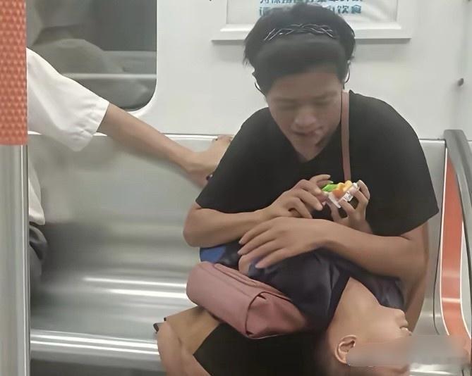 家人们，今儿坐地铁的时候瞅见一幕，把我整懵圈了，你们快帮我分析分析，这到底是啥情