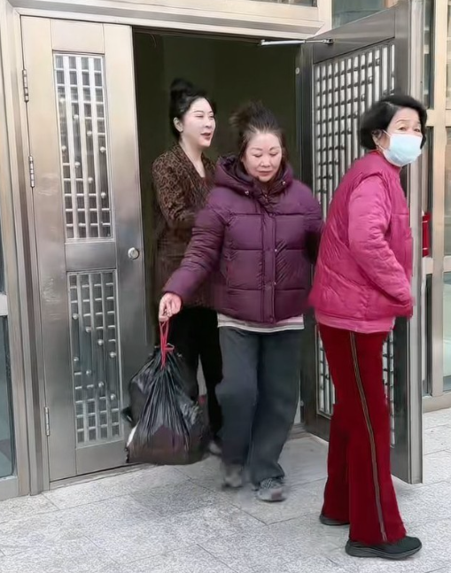 小沈阳的大哥沈飞换上一身干净衣裳兴致勃勃地领着妈妈、老姨和自己的媳妇他打趣爸