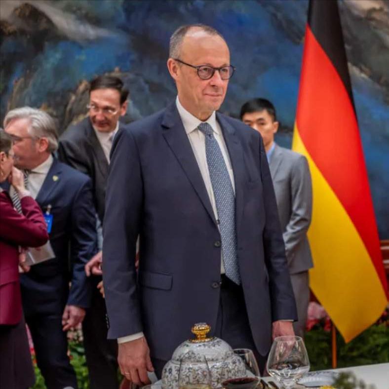 德国总理默茨宣布，中国将向空客Airbus订购“最多120架”飞机。消息出来