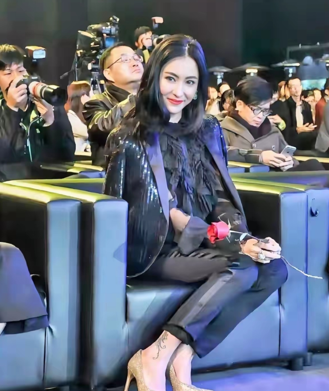 这是张柏芝的近照看着精致的容颜，绝佳的气质，靓丽的装扮，得体的笑容，就想知道现