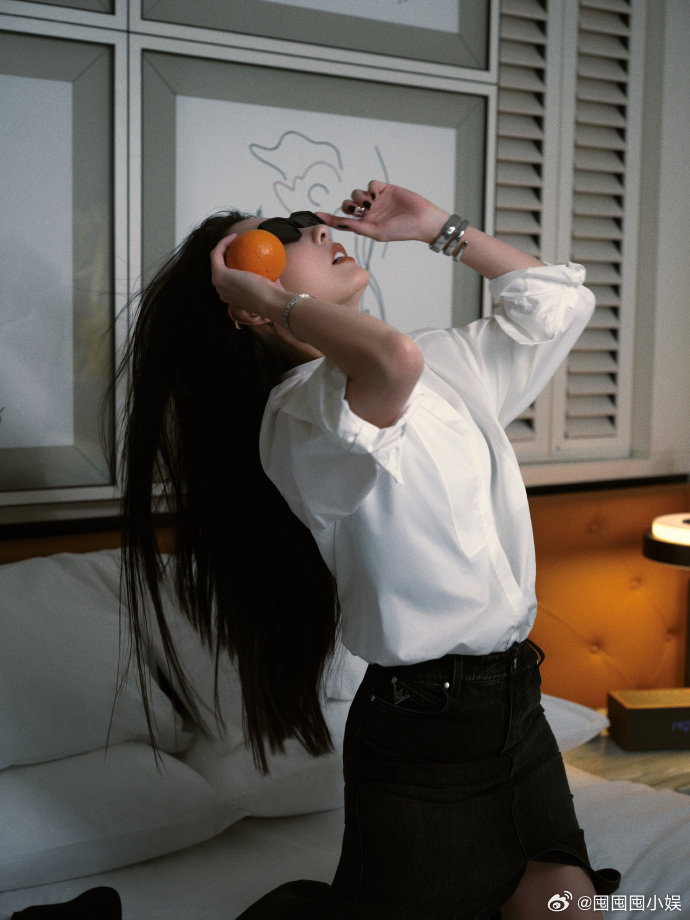 张柏芝黑白配造型张柏芝简简单单就出片谁懂啊家人们，柏芝姐在酒店房间随便一拍就是时