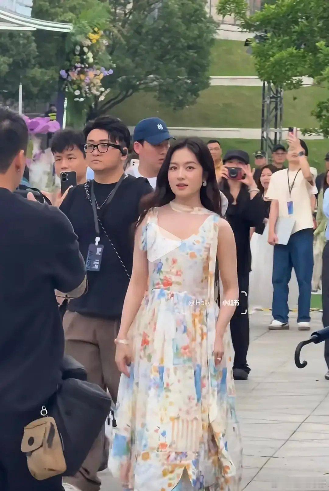 我滴妈呀看李兰迪自己的营业和生图真两模两样