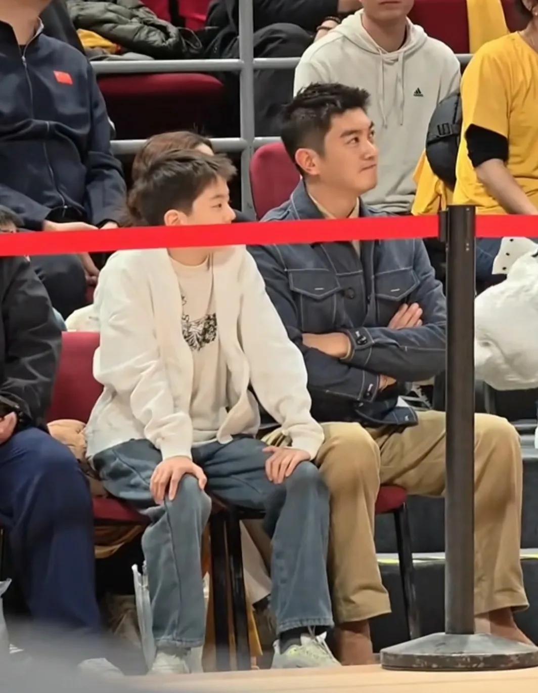 嗯哼越来越帅了！以前很多网友说不像爸爸也不怎么像妈妈现在长开了，跟爸