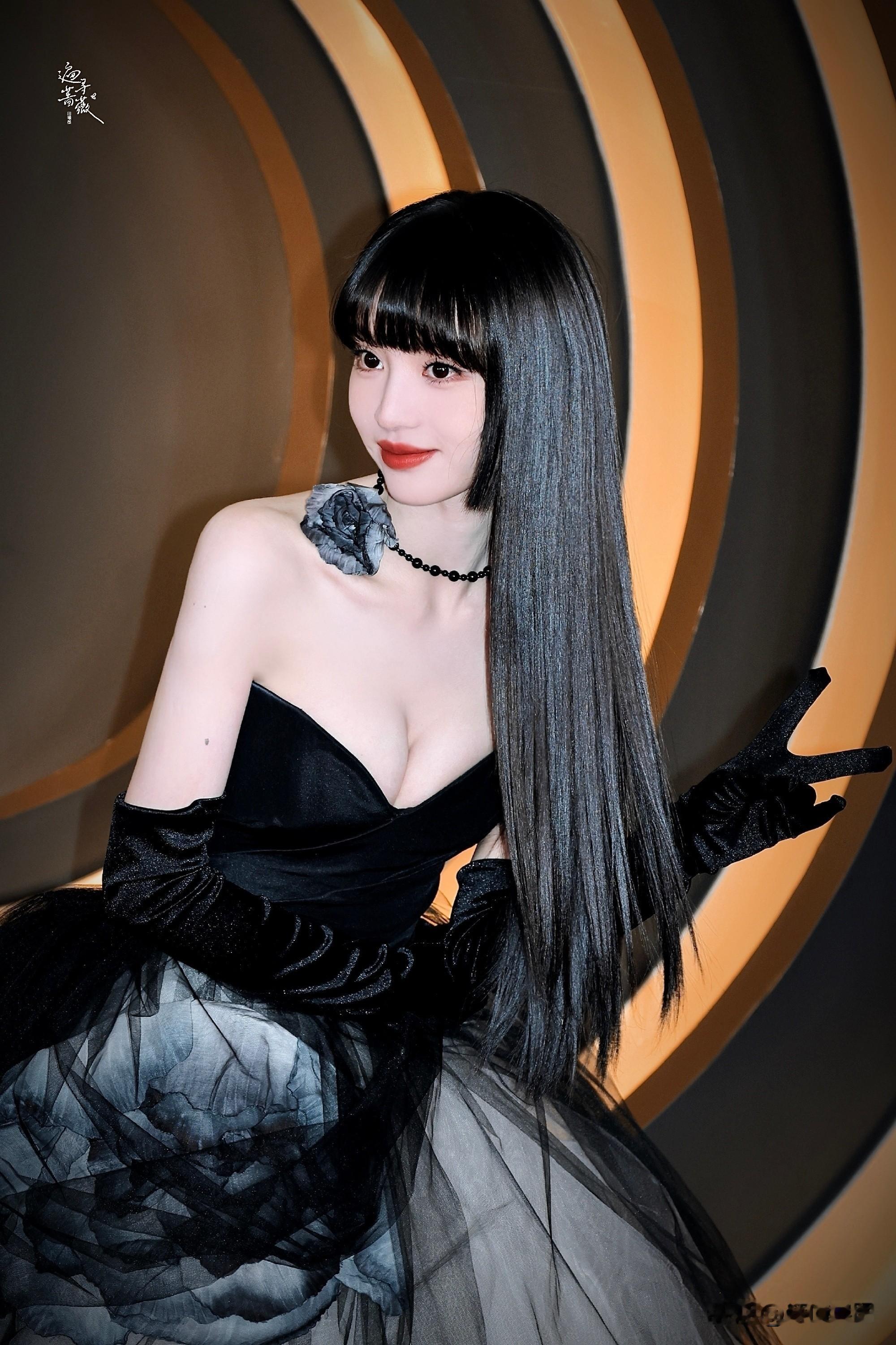 田曦薇甜美灵动，黑长直绝美惊艳全场。