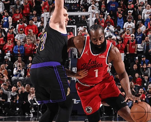 NBA常规赛快船对阵湖人的比赛已经结束，最终快船112-104战胜湖人。本场比