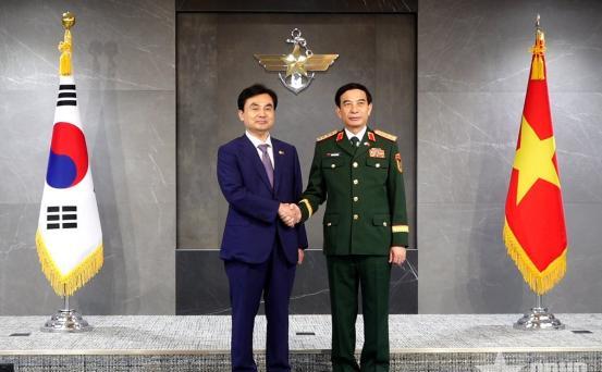【韩国人这么大方？越南悄悄“拣”了一艘战舰，上将防长亲自上门提船】别看最近中菲