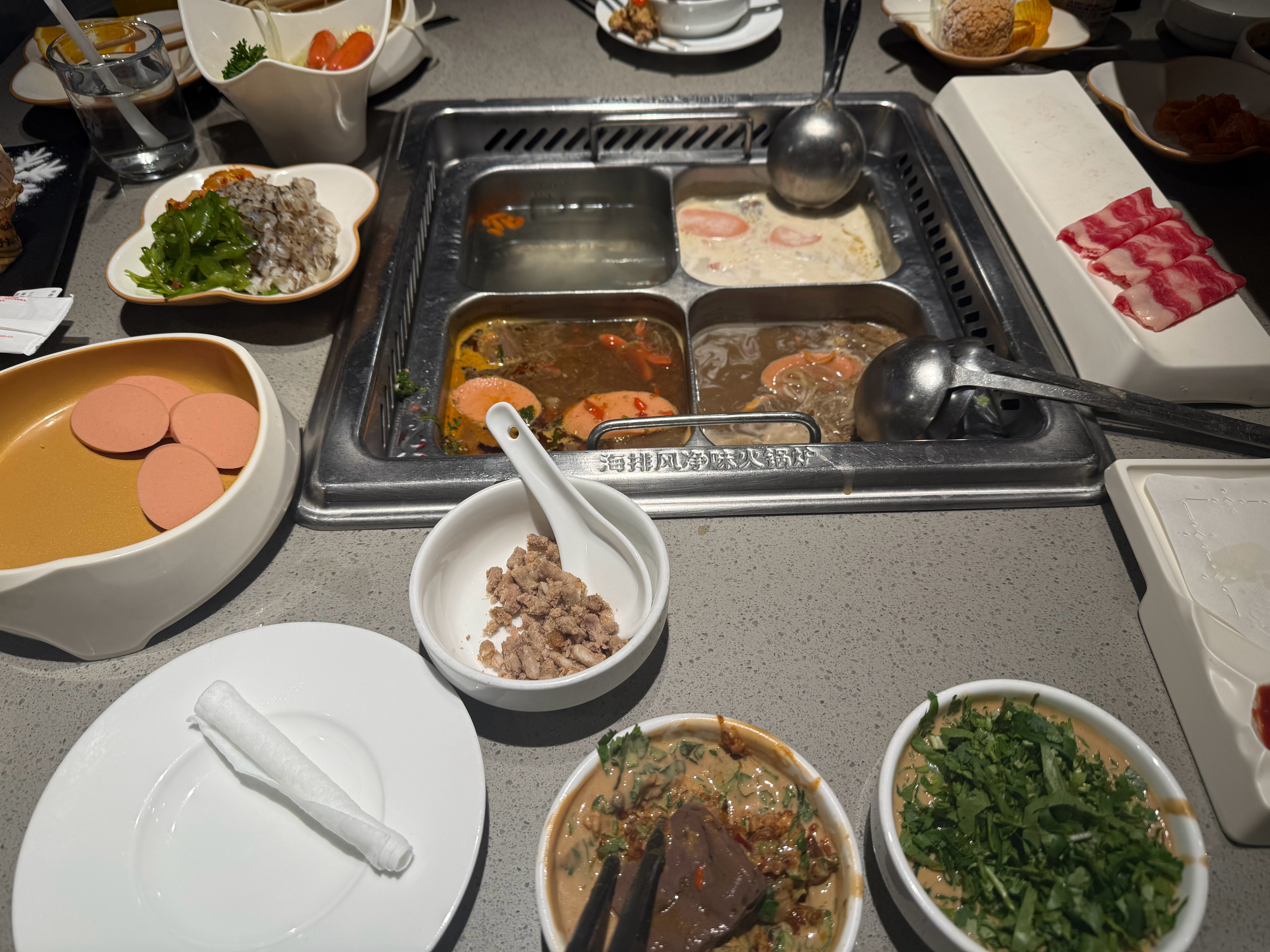 疯狂星期四快乐^^（和我一起出来吃饭的是狗