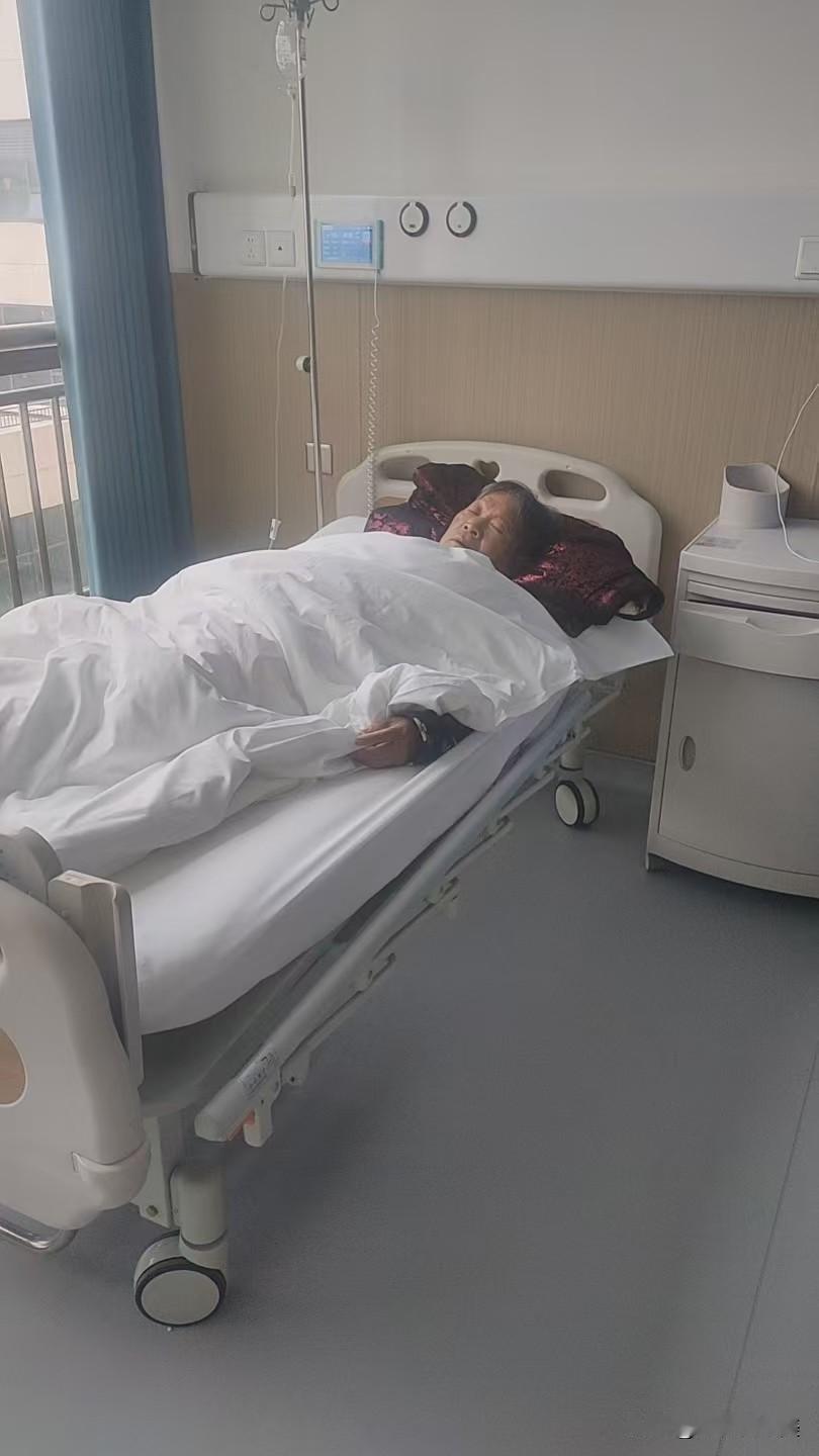 人的衰老仿佛是一夜之间的事！去年的母亲还走路带风，两眼有神，骑个三轮车和邻居们