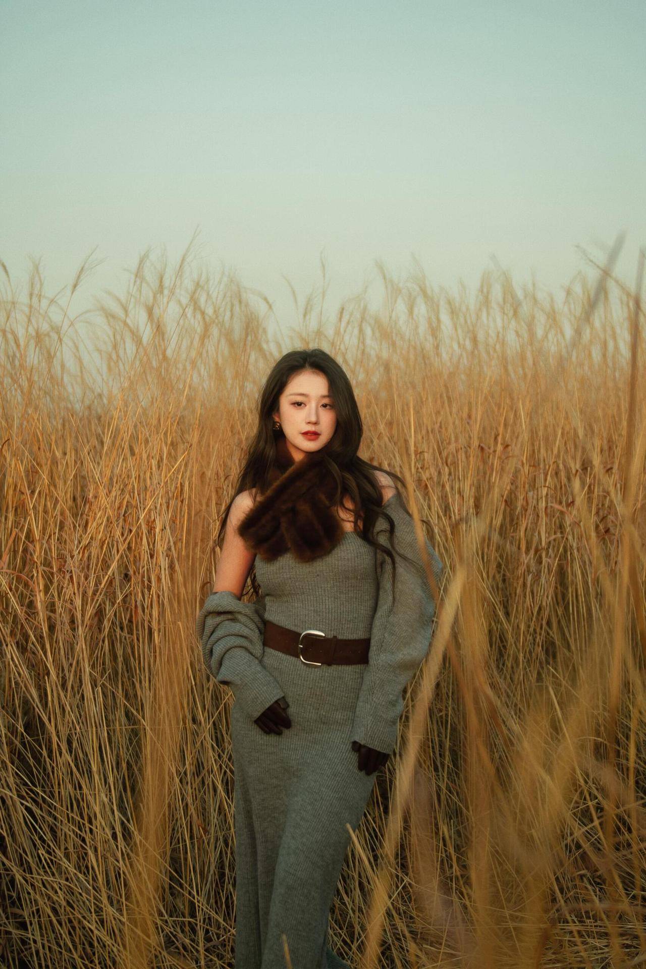 站在枯黄的草海里，等一场落日晚风。风掠过发梢，卷起草叶簌簌作响，像大地在轻哼