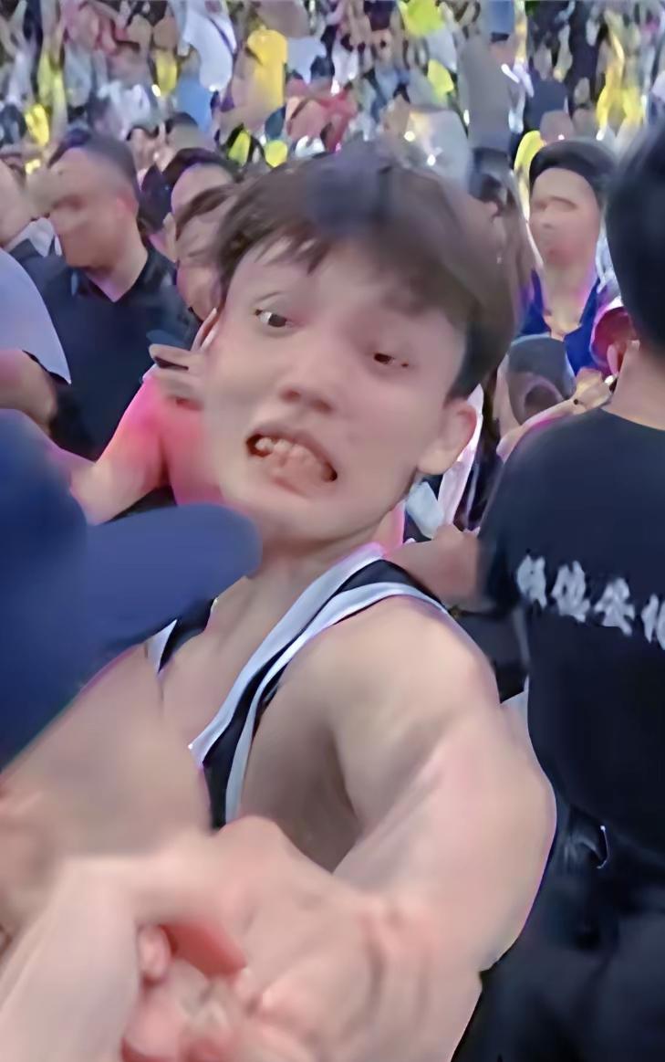 厉害了，徐杰的世纪表情包！球场上的对手再厉害，也没办法让徐杰露出如此惊恐的表情