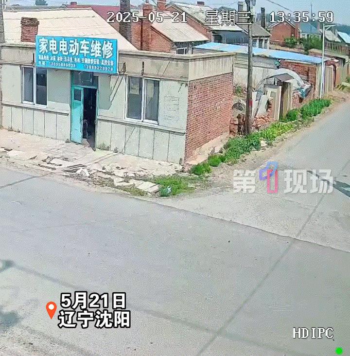 味太大了！辽宁沈阳，一大爷骑三轮车过路口，不料正好驶来一辆拉粪货车，期间双方都没