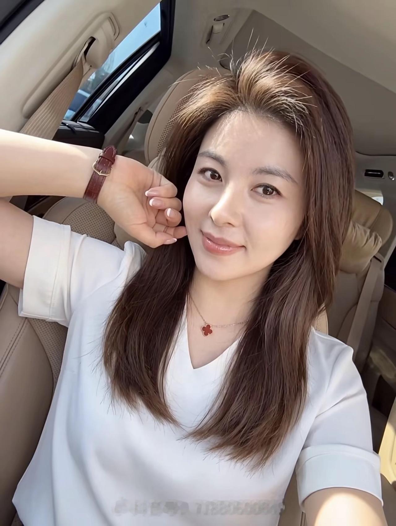 谁都不佩服就佩服敢去奔现的朋友更佩服科技的发达和美颜美颜的强大看照片：左边