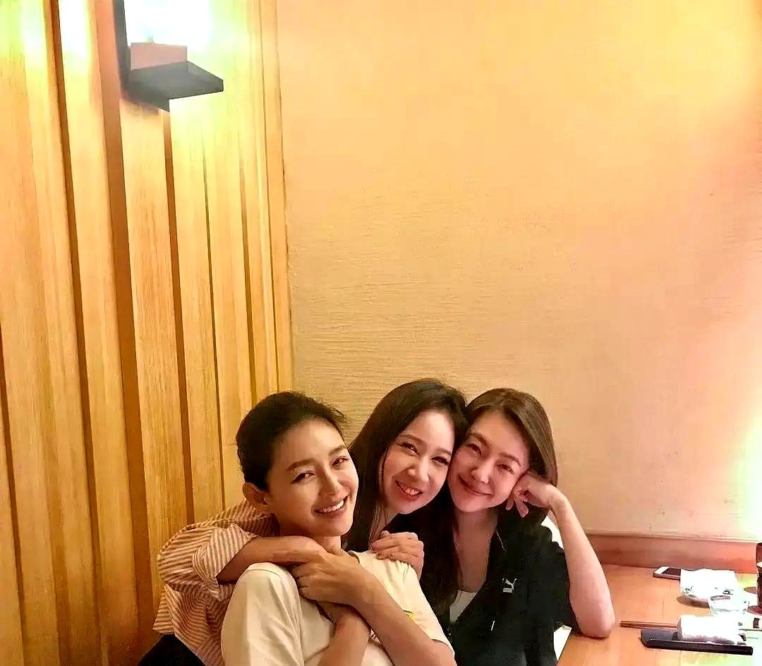 小S亲口承认过，自己三个女儿，大S管得比她这个亲妈还多。早年大S还没结婚，小S生了大女儿。大S干脆当