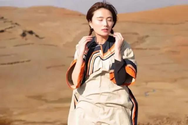 近日，李亚鹏妻子海哈金喜在直播中无奈坦言：“经济压力大，考虑换小房子。”她透露，