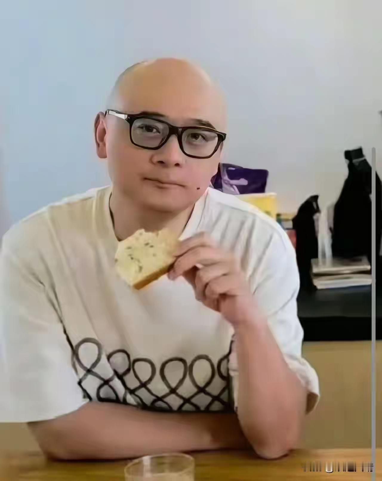 傅首尔前夫老刘太爷们！离婚依旧挺身而出，怒怼留几手护前妻8月23日，网红留