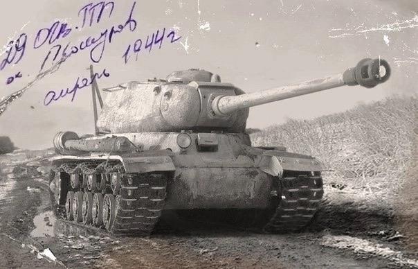 1944年4月21日，在斯坦尼斯拉夫城下，苏军第72近卫重型坦克突