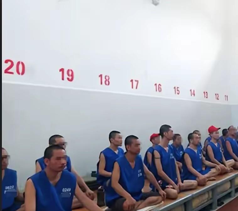 犯罪嫌疑人被羁押在看守所的一天。六点：起床，叠好被后排队去厕所洗漱。七点：在