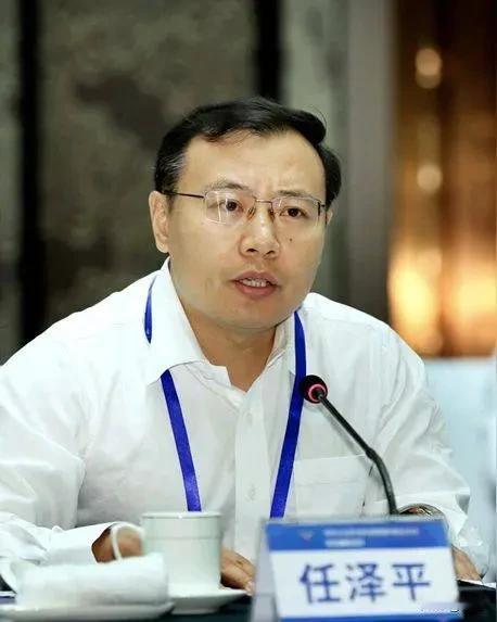 相比许家印和夏海钧，任泽平才是恒大走出来的佼佼者。恒大大当家许家印没有能逃出